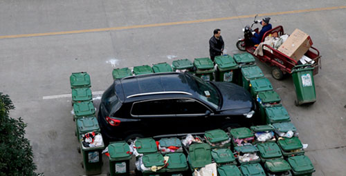 隨意亂停車，大爺搬垃圾桶怒攔私家車 